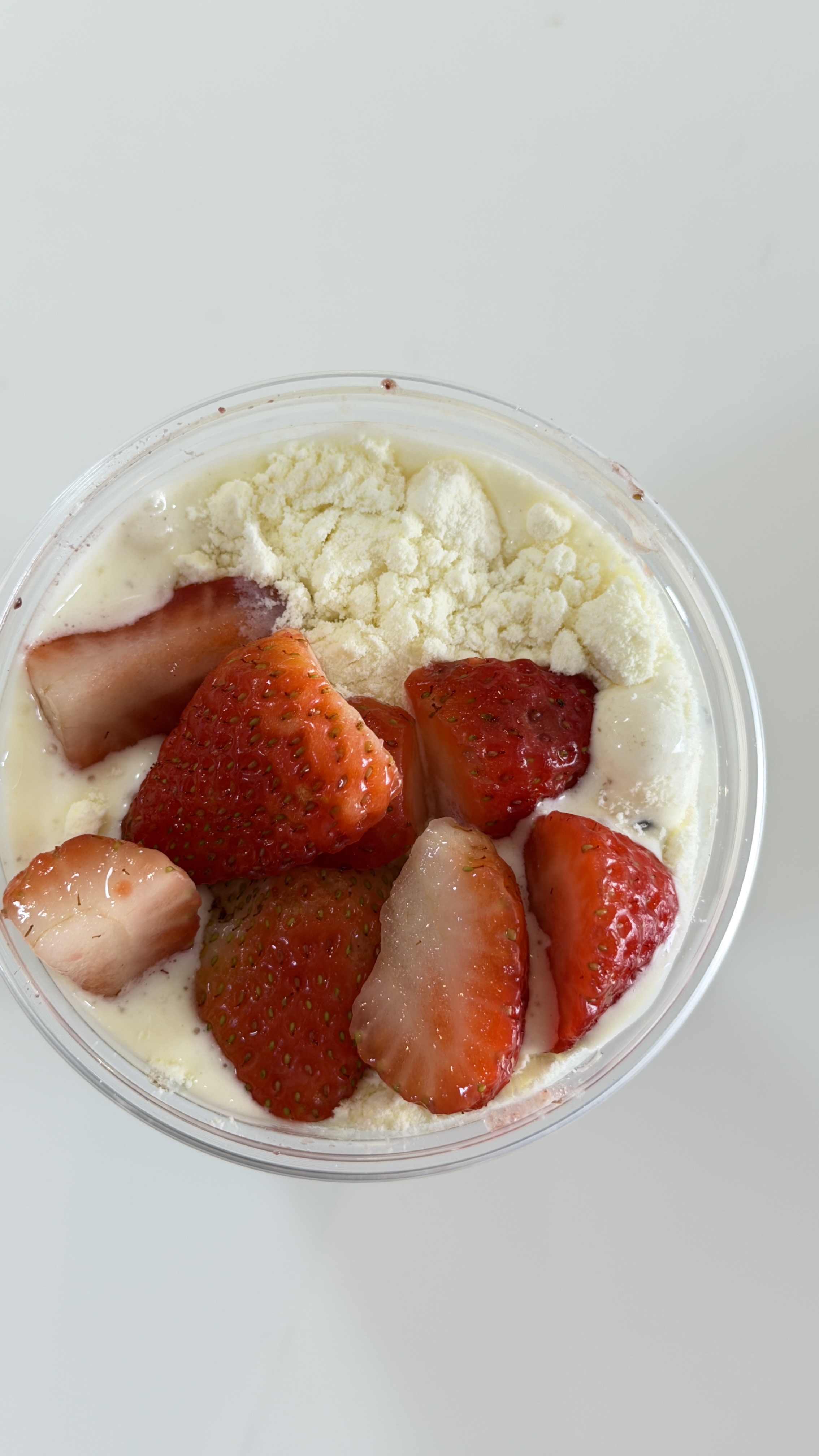 Pote de açaí com morangos frescos e leite ninho da Açaí do Éden