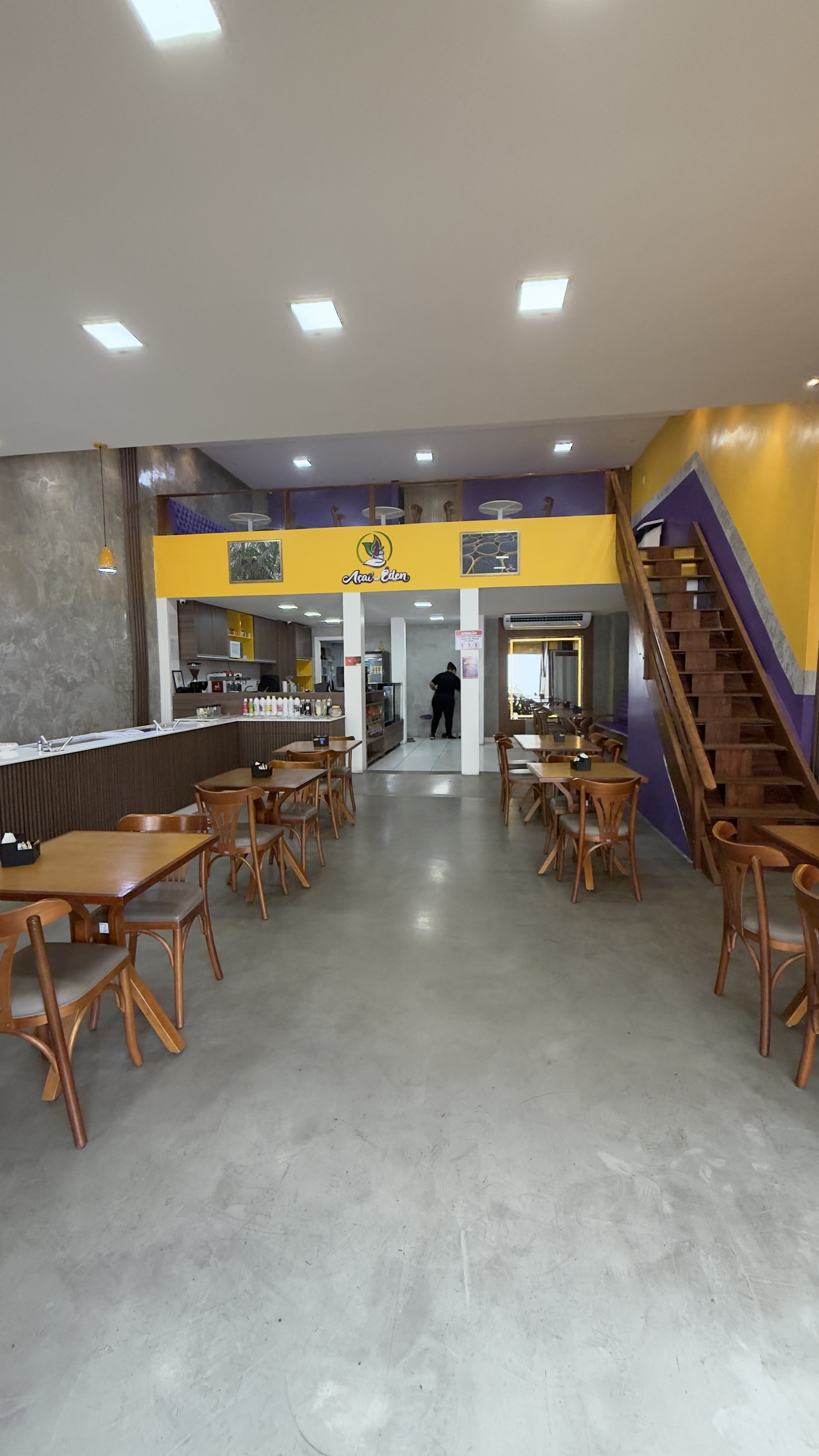 Balcão da Açaí do Éden com saladeiras de fruta e coberturas artesanais