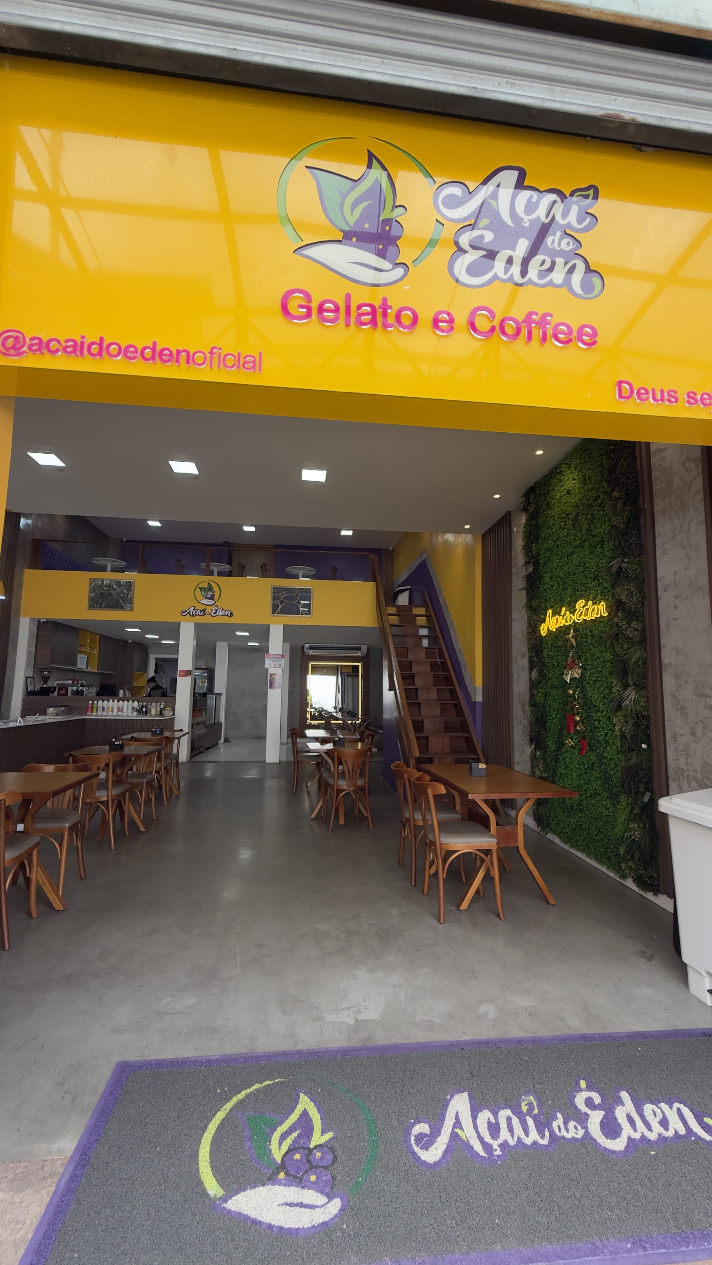 Fachada da Açaí do Éden em Salvador, com entrada e jardim vertical